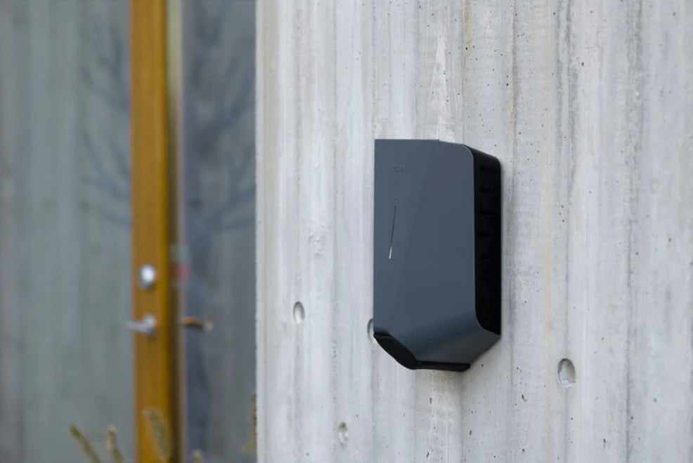 Easee Charge Up 22 kW laadpaal geïnstalleerd aan muur